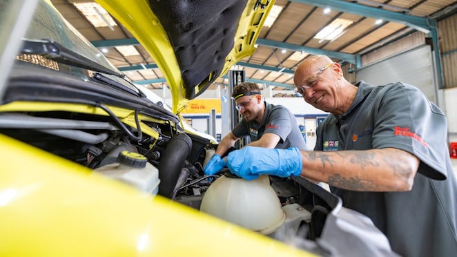 opiłki metalu w oleju