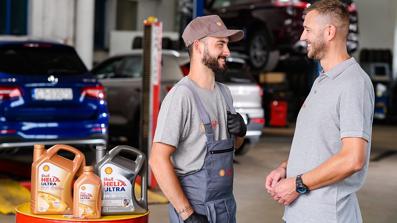 mechanik doradza klientowi, czy powinien wybrać olej syntetyczny czy półsyntetyczny
