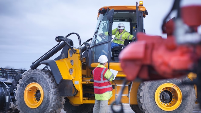 jaki olej do koparki pracownicy na placu budowy