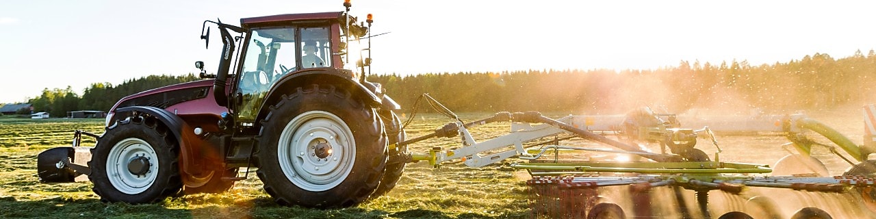 jaki olej do ciągnika zdjęcie tytułowe ciągnik w trakcie pracy