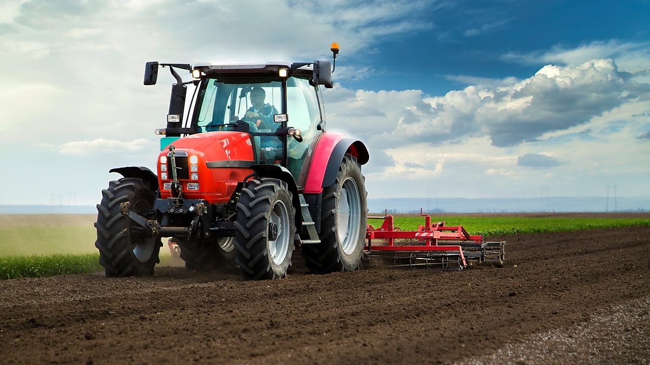 jaki olej do ciągnika pracującego na polu uprawnym