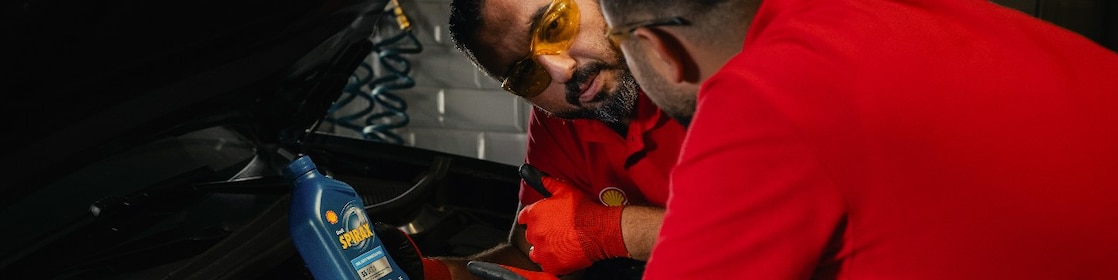 jaki olej do skrzyni biegów zdjęcie tytułowe mechanik doradza olej shell spirax