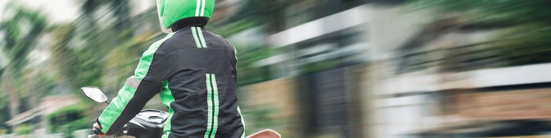 jaki olej do motocykla zdjęcie tytułowe motocyklista w trakcie jazdy