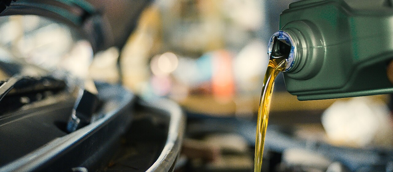 Olej silnikowy jest wlewany