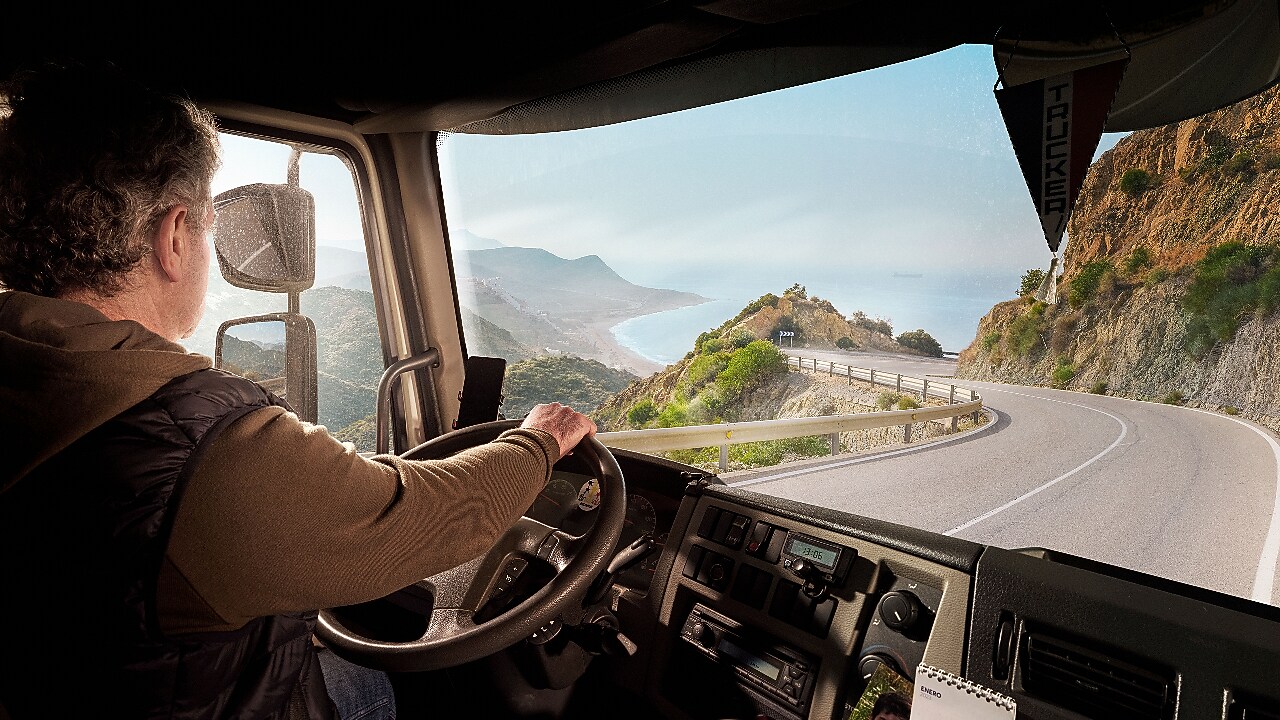 Mężczyzna prowadzi ciężarówkę na krętej drodze