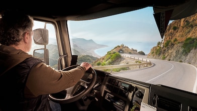 Mężczyzna prowadzi ciężarówkę na krętej drodze