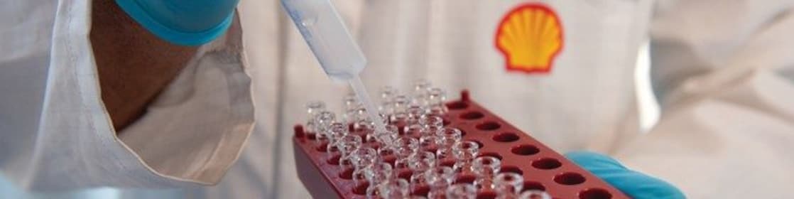 Naukowcy prowadzący badania w laboratorium środków smarnych