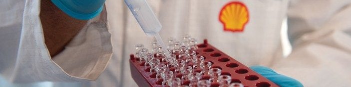 Naukowcy prowadzący badania w laboratorium środków smarnych