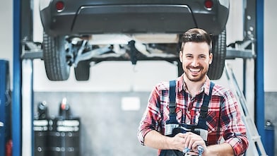 Mężczyzna uśmiechnięty w pracy