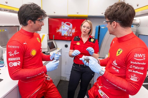 Aby uzupełnić olej w samochodzie, kierowca Ferrari F1 używa Shell Helix Ultra