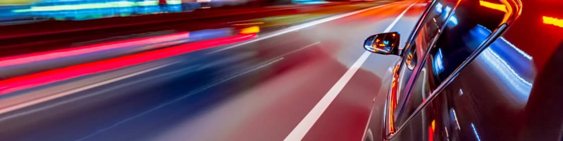 Samochód osobowy jadący przez miasto/Passenger car driving through town