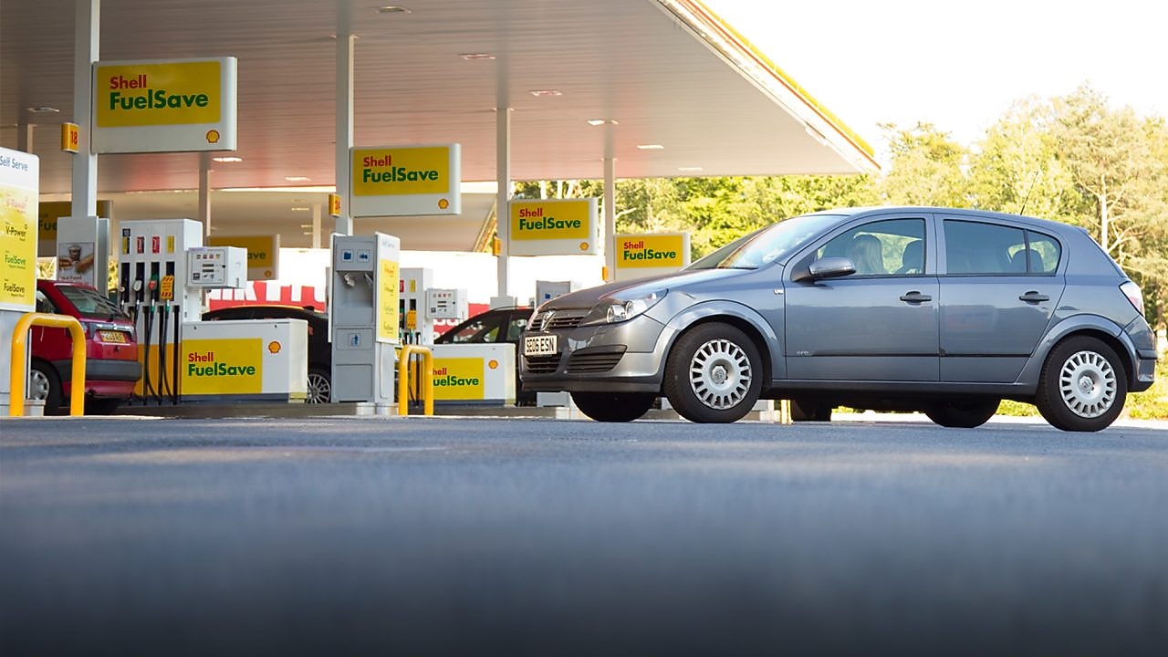 Samochód na stacji Shell FuelSave