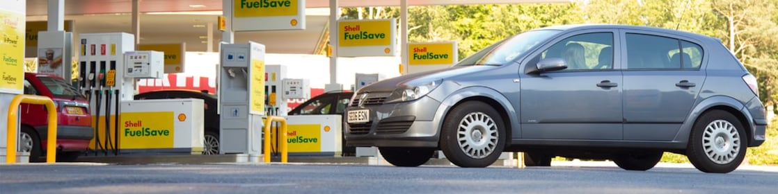 Samochód na stacji Shell FuelSave