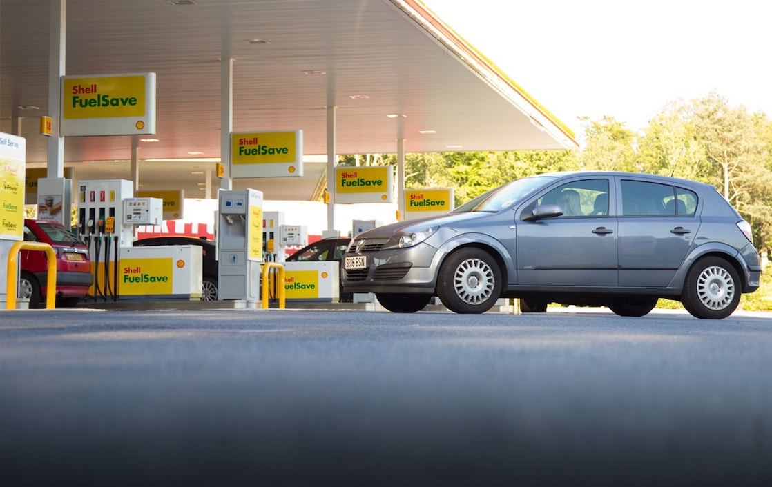 Samochód na stacji Shell FuelSave