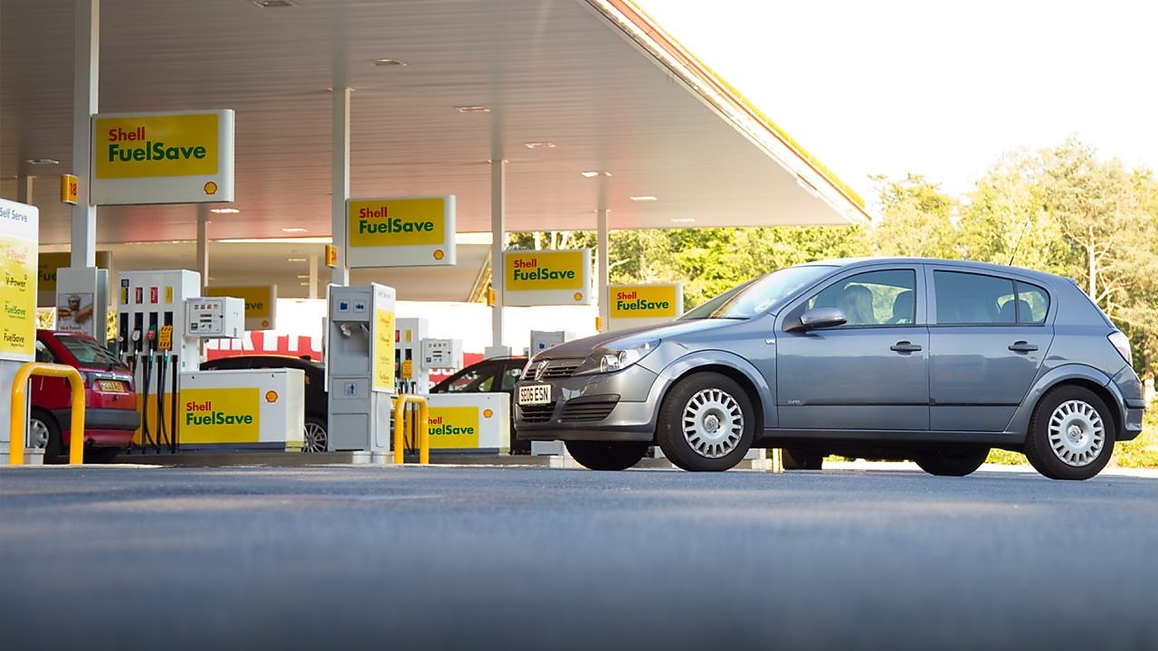 Samochód na stacji Shell FuelSave