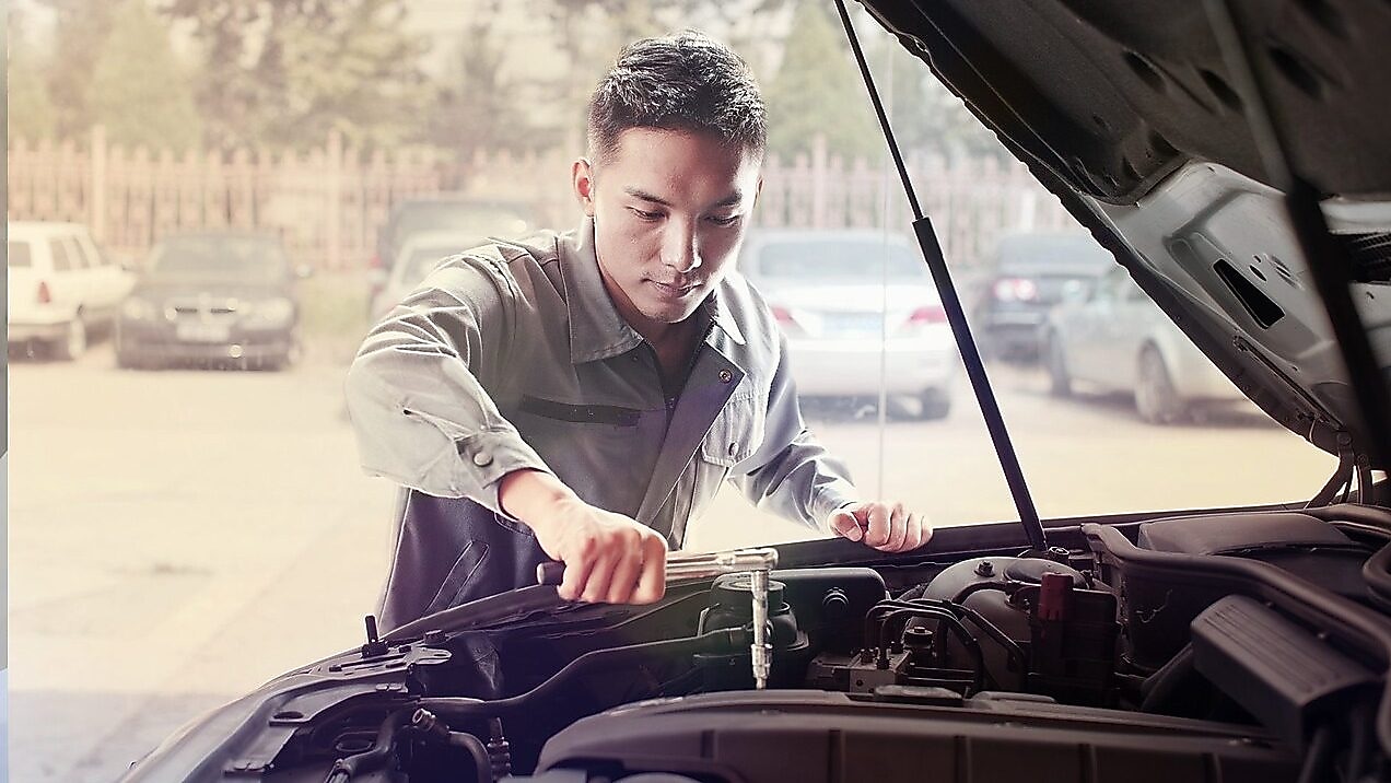 Mechanik naprawiający samochód