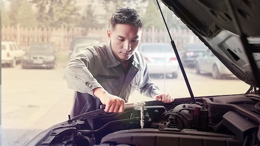 Mechanik naprawiający samochód