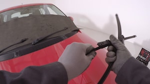 ręce trzymające wycieraczki samochodowe