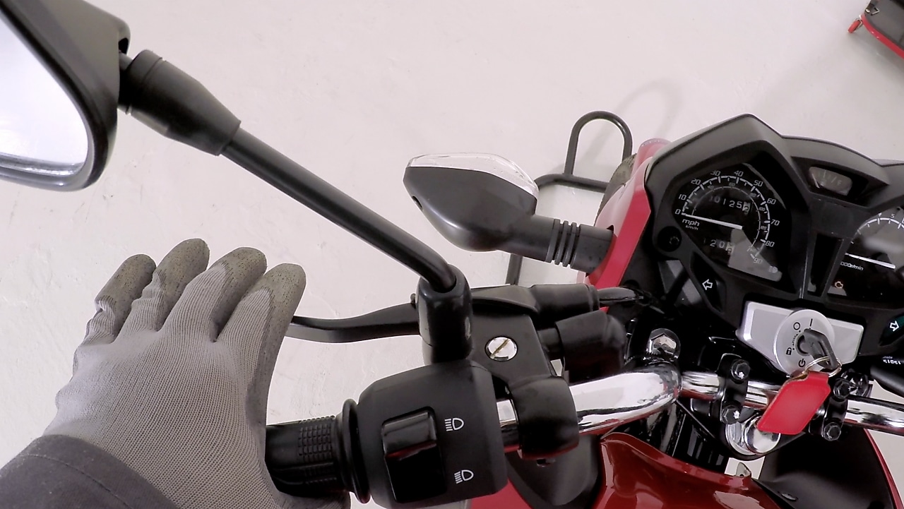 Ręka na sprzęgle motocykla