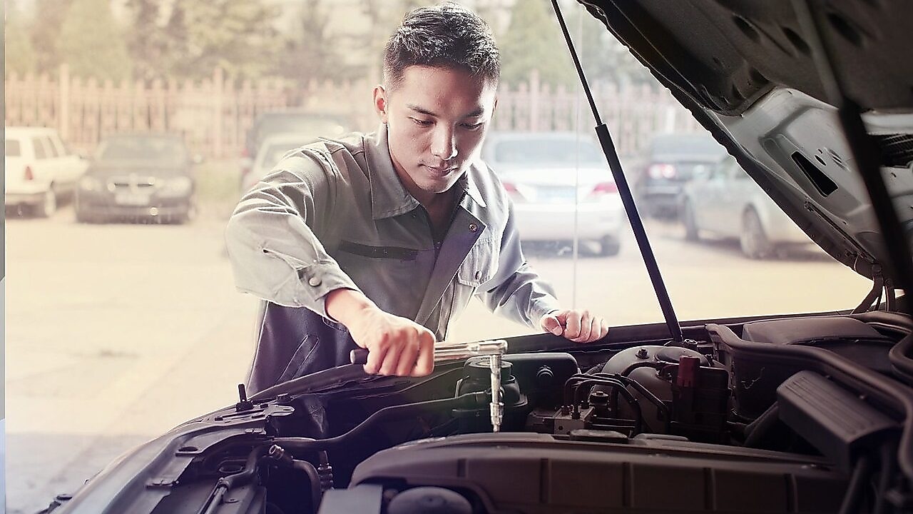 Mechanik naprawiający samochód