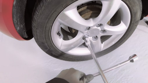 ręce luzujące śruby koła