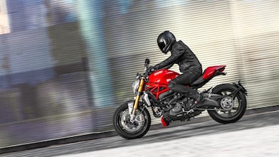 Mężczyzna jadący na motocyklu, w którym użyto najlepszy olej silnikowy do motocykli