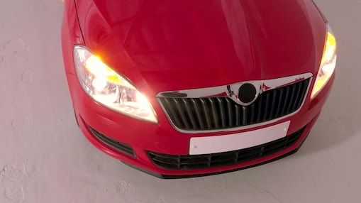 Maska i światła czerwonego samochodu