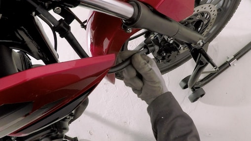 Ręka sprawdzająca hamulce w motocyklu
