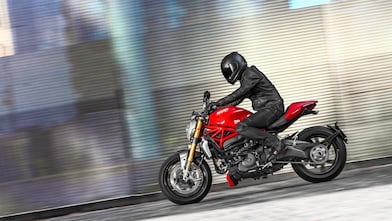 Mężczyzna jadący na motocyklu, w którym użyto najlepszy olej silnikowy do motocykli