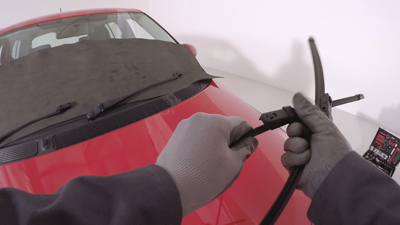 ręce trzymające wycieraczki samochodowe