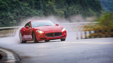 Czerwony Maserati wspinający się po górskiej drodze