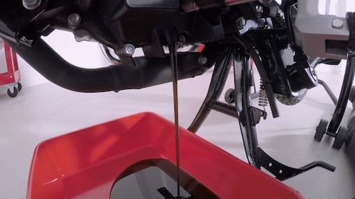 Stary olej silnikowy odprowadzany z motocykla