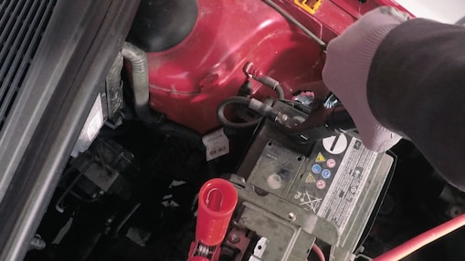 Ręka łącząca dwa akumulatory