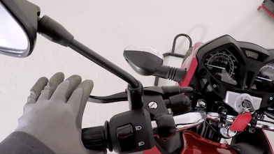 Ręka na sprzęgle motocykla
