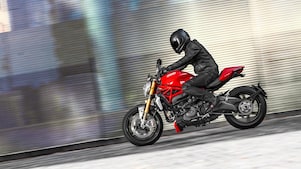 Mężczyzna jadący na motocyklu, w którym użyto najlepszy olej silnikowy do motocykli