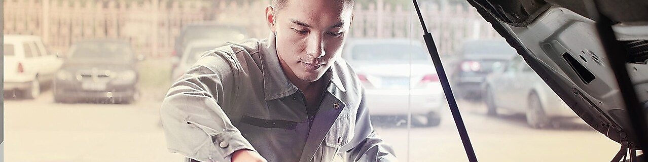 Mechanik naprawiający samochód