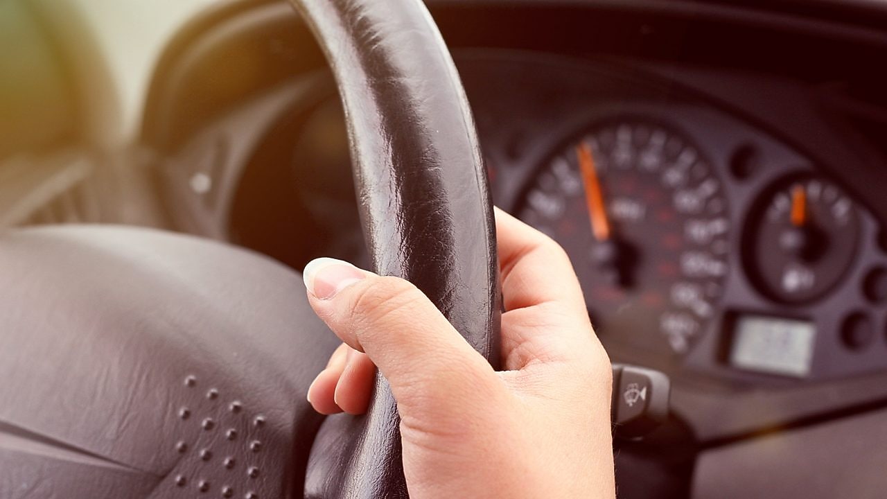 Ręka na kierownicy