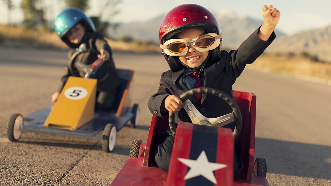 Uśmiechnięty mężczyzna przytula samochód