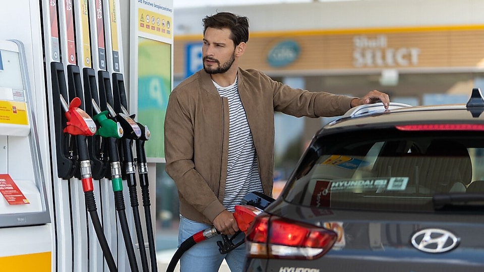 Man fuelling petrol