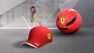 Zdjęcie z produktami ferrari, czapka, piłka, smycz