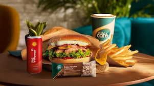 Zdjęcie z przekąskami i napojami Shell Cafe.