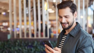 Zdjęcie przedstawiające mężczyznę patrzącego w aplikacje Shell ClubSmart w telefonie.
