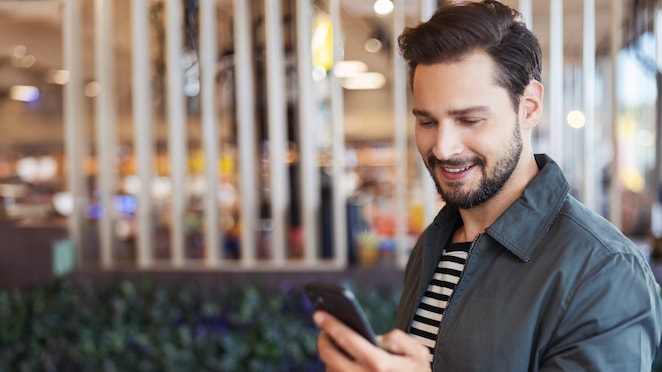 Zdjęcie przedstawiające mężczyznę patrzącego w aplikacje Shell ClubSmart w telefonie.