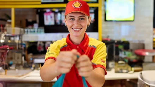 Zdjęcie zadowolonej kasjerki na stacji Shell