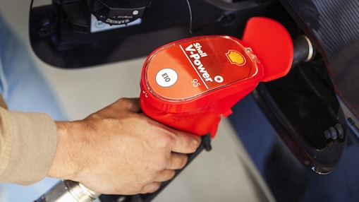 Zdjęcie mężczyzny tankującego paliwo Shell V-power na stacji