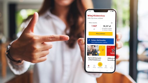Zdjęcie kobiety trzymającej telefon, z włączoną aplikacją Shell ClubSmart