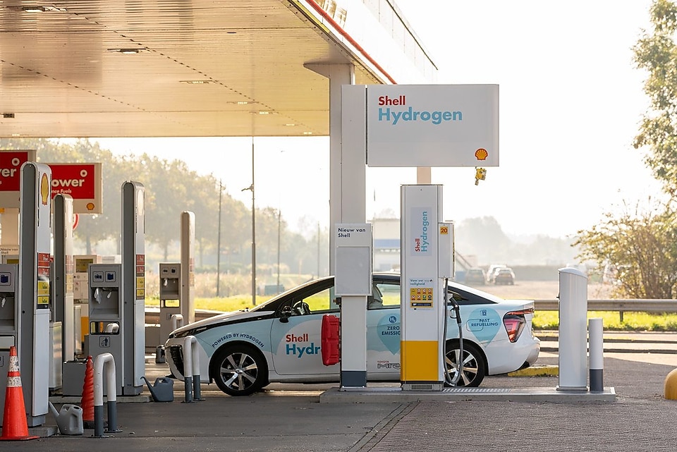 Hydrogen car at Shell station