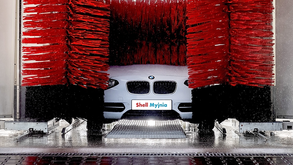 Myjnia samochodowa automatyczna Shell. Mycie samochodu łagodnymi i bezpiecznymi dla lakieru szczotkami.