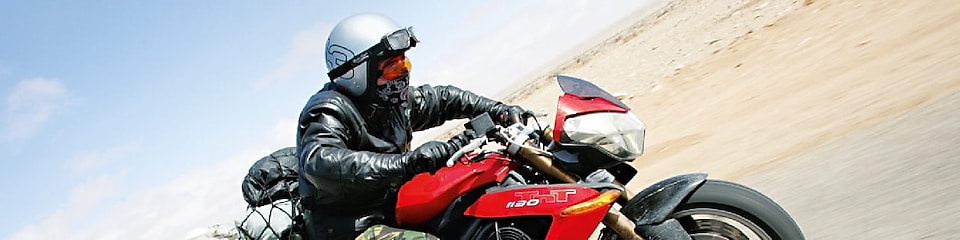 Gary Inman na motocyklu przemierzający Saharę