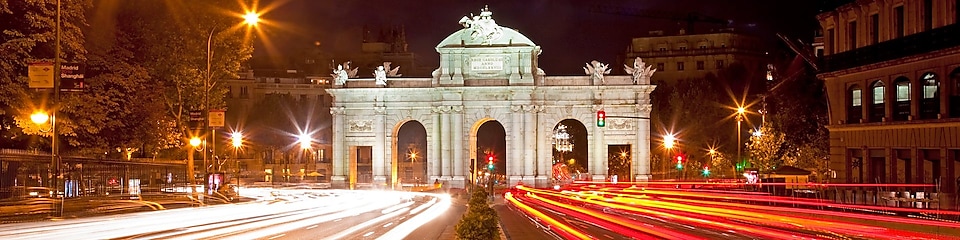 Puerta de Alcala nocą.